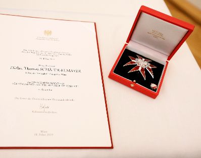 Am 28. Oktober 2019 überreichte Bundesminister Alexander Schallenberg das Große Ehrenzeichen für Verdienste um die Republik Österreich an Thomas Schäfer-Elmayer.