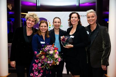 Am 7. November 2019 überreichte Bundesministerin Ines Stilling (m.) im Rahmen der Verleihung des Meritus-Awards den Preis in der Kategorie Großbetriebe an die Erste Group.