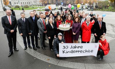 Am 20. November 2019 fand anlässlich des heutigen Internationalen Tages der Kinderrechte eine symbolische Tortenübergabe mit Forderungen zum 30-jährigen-Jubiläum der UNO-Kinderrechte-Konvention an die Bundeskanzlerin und den Mitgliedern der Bundesregierung durch die Bundesjugendvertretung und das Netzwerk Kinderrechte Österreich statt.