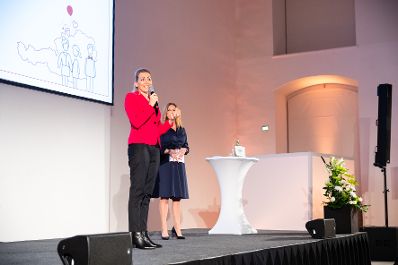 Am 28. Jänner 2020 zeichnete Bundesministerin Christine Aschbacher (l.) 110 österreichische Unternehmen, Hochschulen und Pflegeeinrichtungen für ihr familienfreundliches Engagement mit dem staatlichen Gütezeichen „Audit berufundfamilie“ aus.