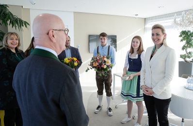 Am 10. Februar 2020 begrüßte Bundesministerin Christine Aschbacher (r.) Funktionäre der österreichischen Gärtner, Blumengroßhändler und Floristen sowie Schülervertreter der HBLFA Schönbrunn in ihrem Büro.