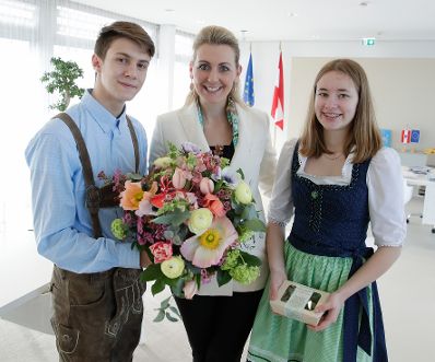 Am 10. Februar 2020 begrüßte Bundesministerin Christine Aschbacher (m.) Funktionäre der österreichischen Gärtner, Blumengroßhändler und Floristen sowie Schülervertreter der HBLFA Schönbrunn in ihrem Büro.