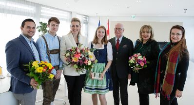 Am 10. Februar 2020 begrüßte Bundesministerin Christine Aschbacher (im Bild) Funktionäre der österreichischen Gärtner, Blumengroßhändler und Floristen sowie Schülervertreter der HBLFA Schönbrunn in ihrem Büro.