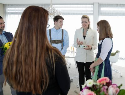 Am 10. Februar 2020 begrüßte Bundesministerin Christine Aschbacher (im Bild) Funktionäre der österreichischen Gärtner, Blumengroßhändler und Floristen sowie Schülervertreter der HBLFA Schönbrunn in ihrem Büro.