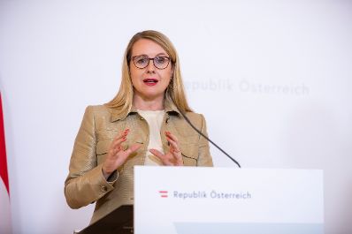 Am 1. September 2020 fand ein Pressestatement zu den Maßnahmen gegen die Krise im Bundeskanzleramt statt. Im Bild Bundesministerin Margarete Schramböck.