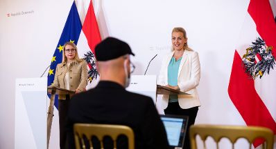 Am 1. September 2020 fand ein Pressestatement zu den Maßnahmen gegen die Krise im Bundeskanzleramt statt. Im Bild Bundesministerin Christine Aschbacher (r.) und Bundesministerin Margarete Schramböck (l.).