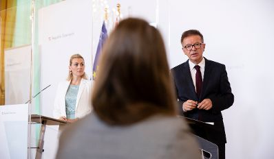 Gesundheitsminister Rudolf Anschober (l.) und Bundesministerin Christine Aschbacher (r.) beim Pressefoyer nach dem Ministerrat am 9. September 2020