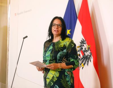 Staatssekretärin Andrea Mayer beim Doorstep vor dem Ministerrat am 30. September 2020.