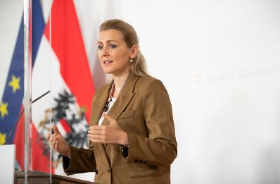 Am 10. November 2020 fand ein Pressestatement zu den Maßnahmen gegen die Krise im Bundeskanzleramt statt. Im Bild Bundesministerin Christine Aschbacher.