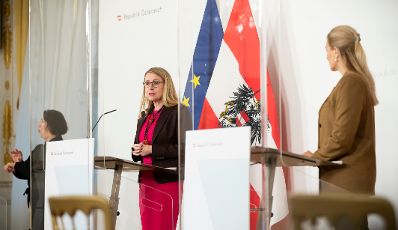 Am 10. November 2020 fand ein Pressestatement zu den Maßnahmen gegen die Krise im Bundeskanzleramt statt. Im Bild Bundesministerin Christine Aschbacher (r.) und Bundesministerin Margarete Schramböck (l.).
