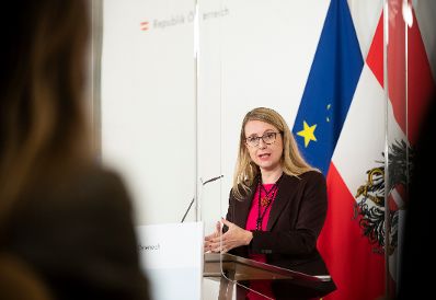 Am 10. November 2020 fand ein Pressestatement zu den Maßnahmen gegen die Krise im Bundeskanzleramt statt. Im Bild Bundesministerin Margarete Schramböck.
