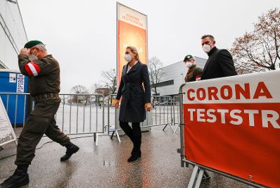 Am 10. Dezember 2020 besuchte Bundesministerin Christine Aschbacher (m.) die Corona Teststrasse Messe Wien.