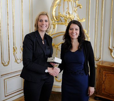 Am 18. Mai 2016 fand die Amtsübergabe durch Staatssekretärin Sonja Steßl (l.) an Staatssekretärin Muna Duzdar statt (r.).