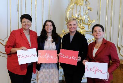 Am 20. Juni 2016 begrüßte Staatssekretärin Muna Duzdar (m.l.) anlässlich der Kampagne "Frauen helfen Frauen helfen" die Stadträtinnen Sonja Wehsely (r.), Sandra Frauenberger (m.r.) und Renate Brauner (l.) in ihrem Büro.
