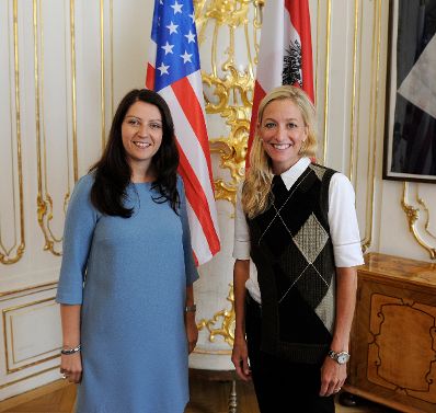 Am 12. August 2016 empfing Staatssekretärin Muna Duzdar (l.) die US-Botschafterin Alexa Wesner (r.) zu einem Arbeitsgespräch.