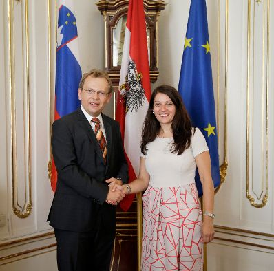 Am 18. August 2016 empfing Staatssekretärin Muna Duzdar (r.) den Botschafter der Republik Slowenien Andrej Rahten (l.) zu einem Arbeitsgespräch.