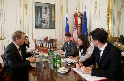 Am 18. August 2016 empfing Staatssekretärin Muna Duzdar (r.) den Botschafter der Republik Slowenien Andrej Rahten (l.) zu einem Arbeitsgespräch.