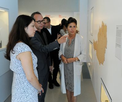 Am 24. August 2016 besuchte Staatssekretärin Muna Duzdar (l.) das Jüdische Museum Wien. Im Bild mit Direktorin Danielle Spera (r.) und Chefkurator Werner Hanak-Lettner (m.).