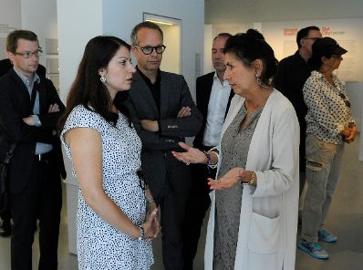 Am 24. August 2016 besuchte Staatssekretärin Muna Duzdar (l.) das Jüdische Museum Wien. Im Bild mit Direktorin Danielle Spera (r.) und Chefkurator Werner Hanak-Lettner (m.). 