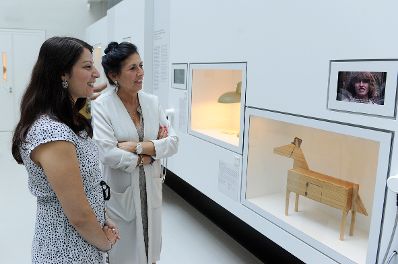 Am 24. August 2016 besuchte Staatssekretärin Muna Duzdar (l.) das Jüdische Museum Wien. Im Bild mit Direktorin Danielle Spera (r.).