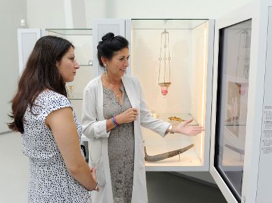 Am 24. August 2016 besuchte Staatssekretärin Muna Duzdar (l.) das Jüdische Museum Wien. Im Bild mit  Direktorin Danielle Spera (r.).