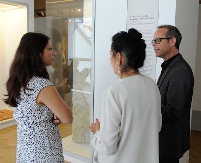 Am 24. August 2016 besuchte Staatssekretärin Muna Duzdar (l.) das Jüdische Museum Wien. Im Bild mit Direktorin Danielle Spera (m.) und Chefkurator Werner Hanak-Lettner (r.).