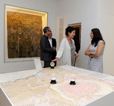 Am 24. August 2016 besuchte Staatssekretärin Muna Duzdar (r.) das Jüdische Museum Wien. Im Bild mit Diretorin Danielle Spera (l.).
