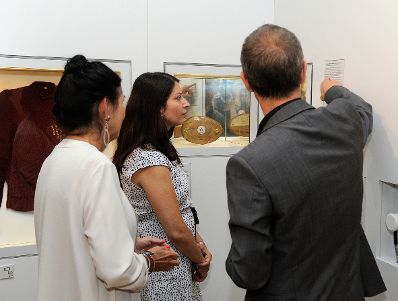 Am 24. August 2016 besuchte Staatssekretärin Muna Duzdar (m.) das Jüdische Museum Wien. Im Bild mit  Direktorin Danielle Spera (l.) und Chefkurator Werner Hanak-Lettner (r.).