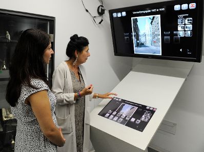 Am 24. August 2016 besuchte Staatssekretärin Muna Duzdar (l.) das Jüdische Museum Wien. Im Bild mit  Direktorin Danielle Spera (r.).
