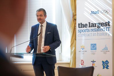 Am 8. September 2016 eröffnet Staatssekretärin Muna Duzdar gemeinsam mit dem Direktor der Firma Atos, Gerald Gerstbauer (im Bild), die Veranstaltung Sicherheitsforum.