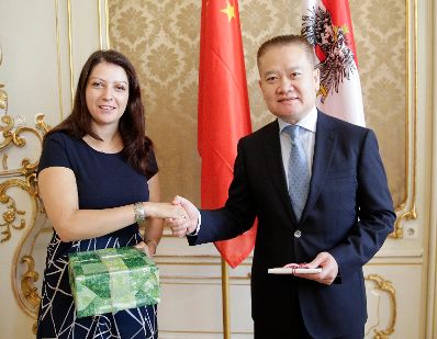 Am 28. September 2016 empfing Staatssekretärin Muna Duzdar (l.) den chinesischen Vize-Außenminister Liu Haixing (r.).