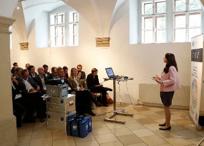 Am 4. Oktober 2016 hielt Staatssekretärin Muna Duzdar (im Bild) die Eröffnungsworte beim Start-Up Event "ADV Reserve Pitching" der Arbeitsgemeinschaft Datenverarbeitung.
