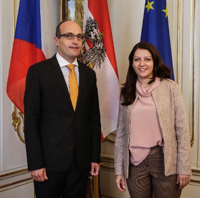 Am 18. Oktober 2016 empfing Staatssekretärin Muna Duzdar (r.) den Botschafter der Tschechischen Republik Jan Sechter (l.) zu einem Arbeitsgespräch.
