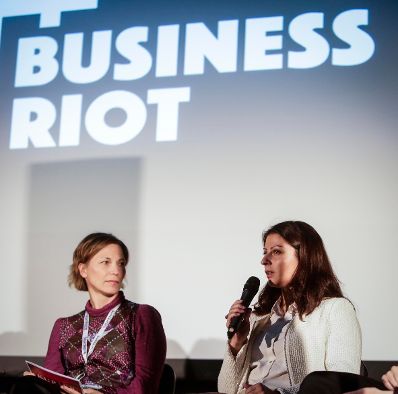 Am 20. Oktober 2016 nahm Staatssekretärin Muna Duzdar (r.) an der KURIER Diskussion Business Riot Festival 2016 zum Thema Gegen Hass im Netz teil.