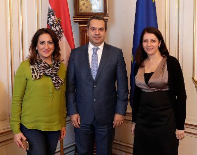 Am 3. November 2016 empfing Staatssekretärin Muna Duzdar (r.) den türkischen Nationalratsabgeordneten Hilmi Yarayici (m.) zu einem Arbeitsgespräch.