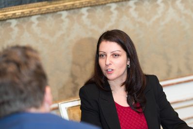 Am 8. November 2016 lud Staatssekretärin Muna Duzdar (im Bild) zu einem Round Table #GegenHassimNetz.