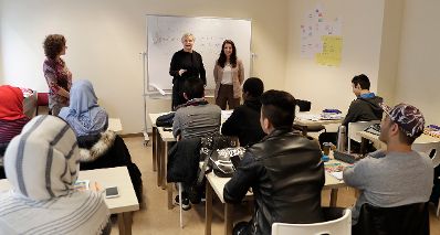Am 21. November 2016 besuchte Staatssekretärin Muna Duzdar (r.) das Jugendcollege der Stadt Wien. Im Bild mit Sandra Frauenberger (l.), Stadträtin für Integration.
