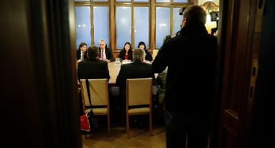 Am 22. November 2016 fand die 2. Runde der Gehaltsverhandlungen Öffentlicher Dienst statt. Im Bild Staatssekretärin Muna Duzdar (m.r.) mit Finanzminister Hans Jörg Schelling (m.l.) und Sektionschefin Angelika Flatz (r.).