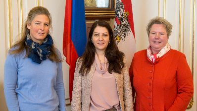 Am 12. Dezember 2016 empfing Staatssekretärin Muna Duzdar (m.) die Botschafterin Liechtensteins Maria-Pia Kothbauer (r.) zu einem Arbeitsgespräch. Im Bild mit Alexandra von Reden (l.).