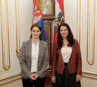 Am 14. Dezember 2016 empfing Staatssekretärin Muna Duzdar (r.) die serbische Ministerin für Verwaltung Ana Brnabić (l.) zu einem Arbeitsgespräch.