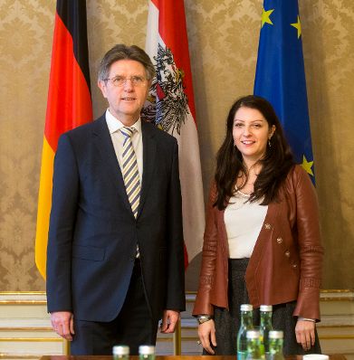 Am 14. Dezember 2016 empfing Staatssekretärin Muna Duzdar (r.) den deutschen Staatssekretär Klaus Vitt (l.) zu einem Arbeitsgespräch.