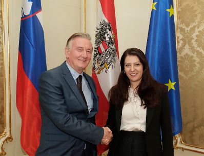 Am 15. Dezember 2016 empfing Staatssekretärin Muna Duzdar (r.) den slowenischen Minister für Auslandsslowenen Gorazd Žmavc (l.) zu einem Arbeitsgespräch.