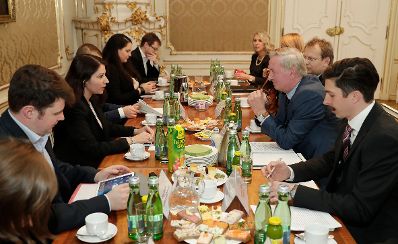Am 15. Dezember 2016 empfing Staatssekretärin Muna Duzdar den slowenischen Minister für Auslandsslowenen Gorazd Žmavc zu einem Arbeitsgespräch.
