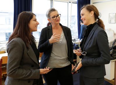 Am 3. Oktober 2017 besuchte Staatssekretärin Muna Duzdar (im Bild) gemeinsam mit Bundesministerin Sonja Hammerschmid das Projekt "Coding for Kids - Mobiles Klassenzimmer".