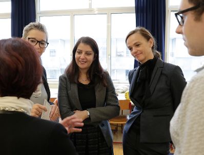 Am 3. Oktober 2017 besuchte Staatssekretärin Muna Duzdar (im Bild) gemeinsam mit Bundesministerin Sonja Hammerschmid das Projekt "Coding for Kids - Mobiles Klassenzimmer".