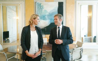 Am 4. September 2014 übernahm Staatssekretärin Sonja Steßl (l.) einen Teil der Agenden von Bundesminister Josef Ostermayer (r.).