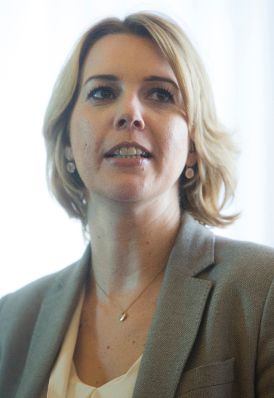 Am 14. Oktober 2014 hielt Staatssekretärin Sonja Steßl (im Bild) die Begrüßungsworte bei dem European Cyber Security Month – Meeting.
