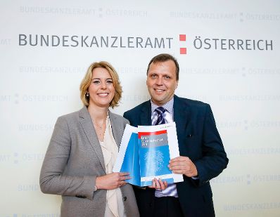 Am 14. Oktober 2014 gab Staatssekretärin Sonja Steßl (l.) gemeinsam mit dem Leiter des Bereiches IKT-Strategie des Bundes und der Abteilung I/13 sowie Geschäftsführer der Plattform Digitales Österreich, Roland Ledinger (r.) eine Pressekonferenz zum Thema "European Cyber Security".