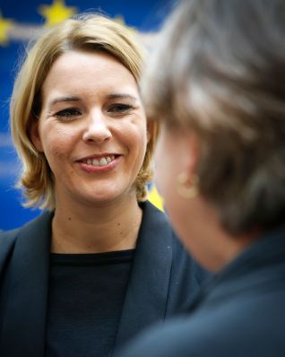Am 20. Oktober 2014 nahm Staatssekretärin Sonja Steßl (im Bild) die Partnerschaftsvereinbarung STRAT.AT 2020 von EU-Kommissar Johannes Hahn entgegen.