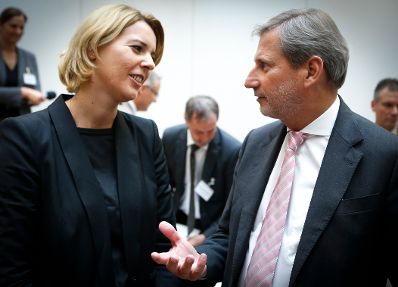Am 20. Oktober 2014 nahm Staatssekretärin Sonja Steßl (l.) die Partnerschaftsvereinbarung STRAT.AT 2020 von EU-Kommissar Johannes Hahn (r.) entgegen.